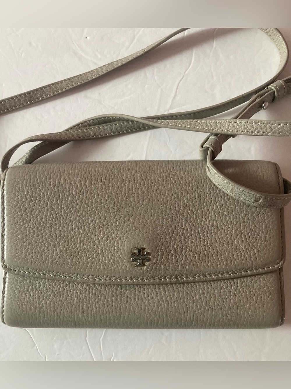 Tory Burch Pebbled Crossbody Wallet in Gray with beautiful silver logo